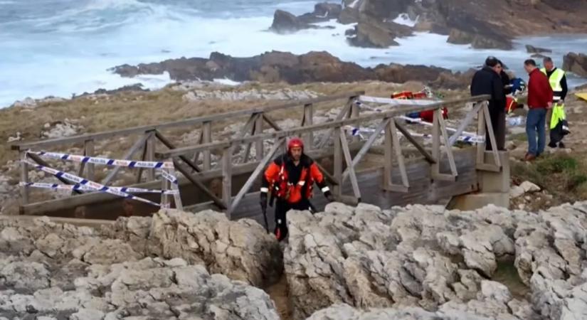 Leszakadt a gyalogoshíd, öten meghaltak – videón a mentés