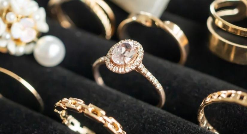 Hiába nagy divat, ne rendelj ilyen ékszereket! Rákot okozhatnak