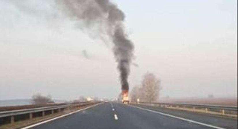 Hatalmas lángokkal égett egy kisteherautó az M3-ason (fotókkal)