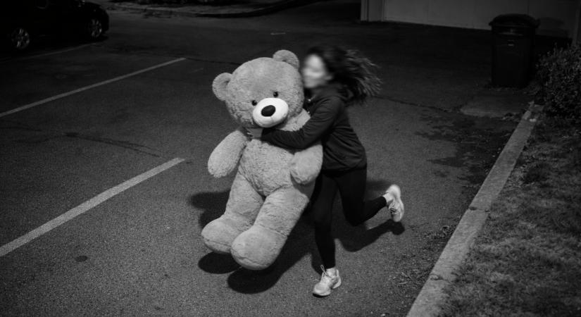 Az arcfelismerő rendszer kidob öt fotót, Kovács főtörzs rábök az egyikre, ő lesz a gyanúsított