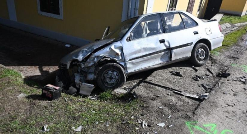 Jogosítvány nélkül okozott hatalmas balesetet egy 22 éves férfi