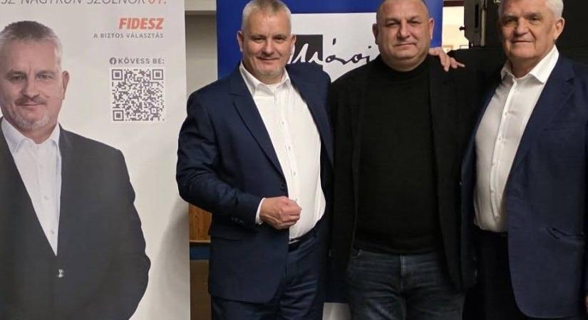 Gimnazista korú erdélyi fiatalokkal támogatnák meg a Fidesz kampányát Szolnokon