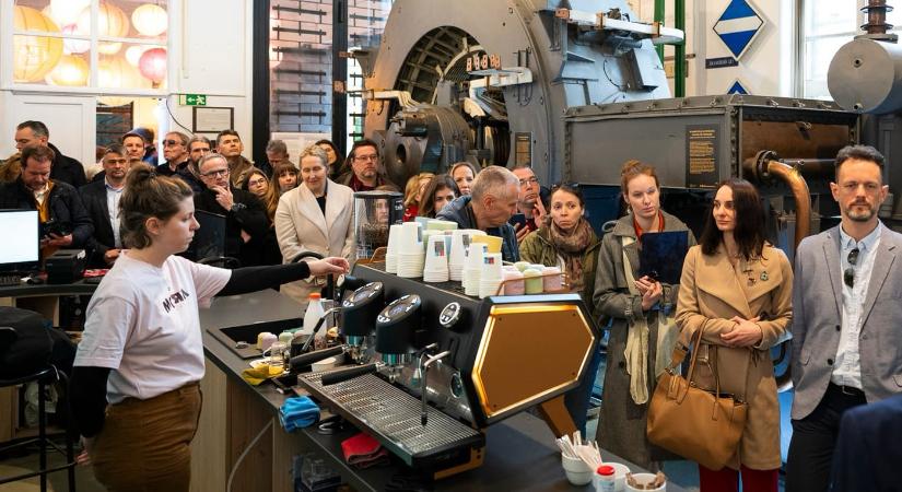 „Fő a kávé”: nagyszabású kávétörténeti kiállítás nyílt Budapesten