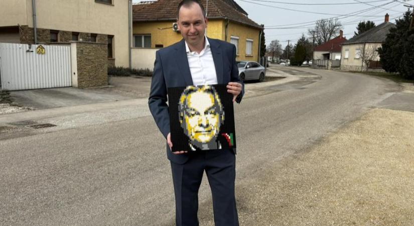 Legóból készült Orbán Viktort adott ajándékba Orbán Viktornak egy fideszes képviselő