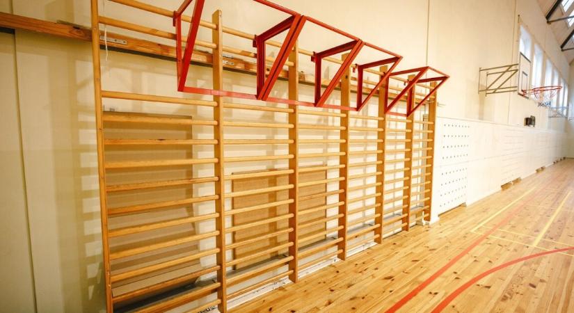 Tragédia az iskolában – összeesett és meghalt egy 14 éves fiú