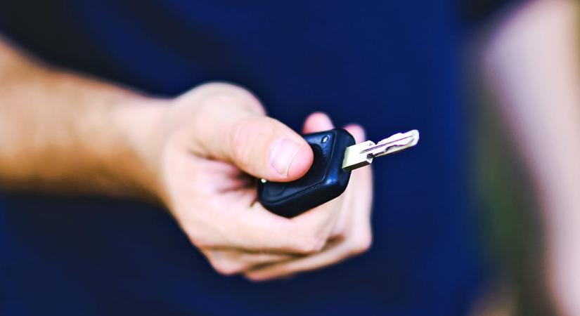 Már mobilról is intézhető az autók átírása