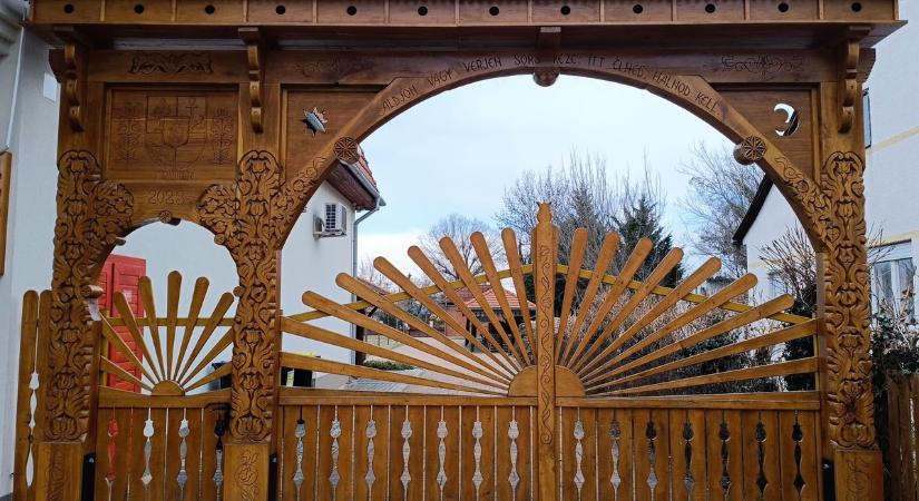 Szántódon áll a Balaton-part legnagyobb székelykapuja