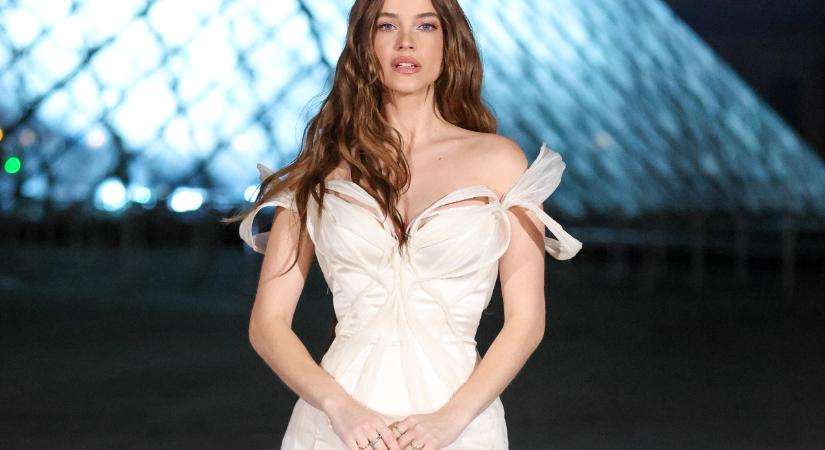 Palvin Barbi a legnagyobb sztárokat utasította maga mögé a párizsi divathéten – csak úgy ragyog a legfrissebb képeken!