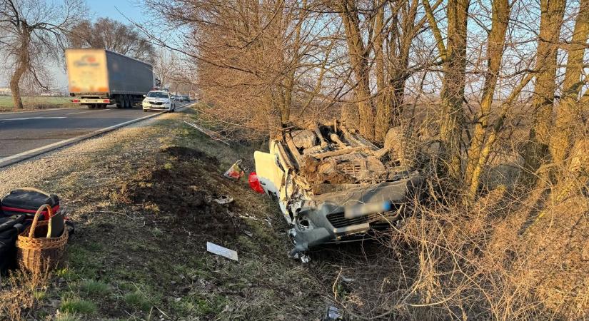 Súlyos baleset a 4-es főúton: a tetejére borult egy autó, többen megsérültek! - fotókkal, videóval!
