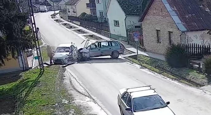 Jogosítvány nélkül száguldozott Ozorán egy autós, videón a súlyos baleset, amit okozott