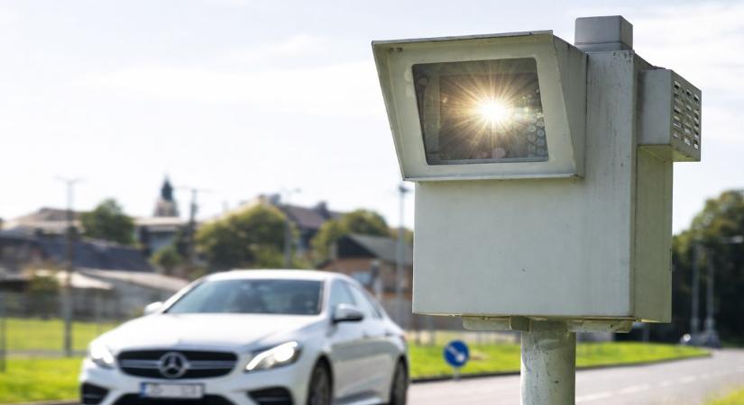 Duplájával lépte át a sebességhatárt a Merci sofőrje: durrant rajta a 140 ezres bírság