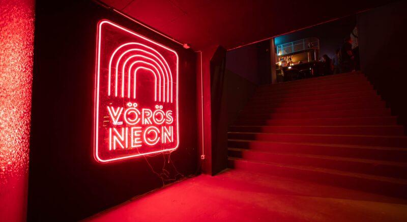 We Are The World cabaret-show – Frivol utazás a világ körül: új bemutató érkezik a Vörös Neonba