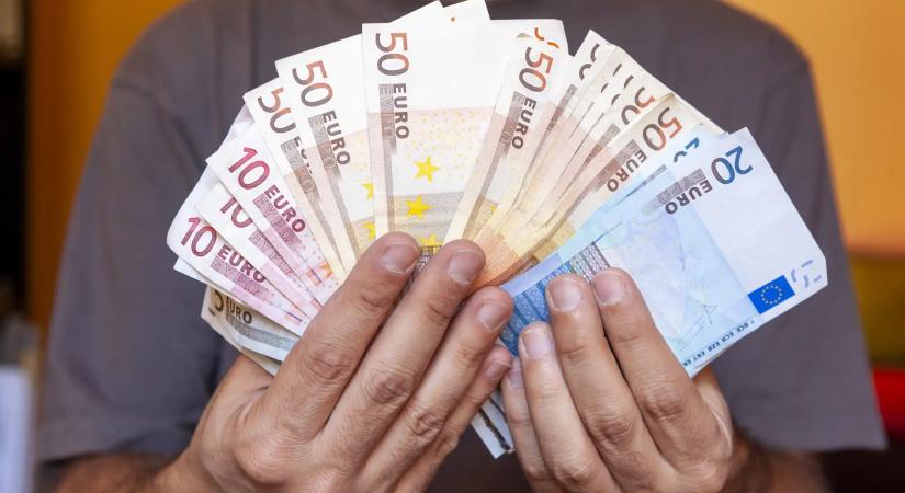 390-hez közel az euró: rég volt ilyen gyenge a forint