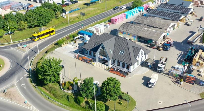 Egy családi ház udvaráról indult – idén 30 éves a térség egyik meghatározó építőanyag-kereskedése