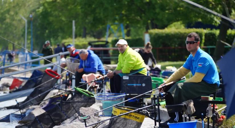 Amikor 160 horgász egyszerre dob be a Balatonba