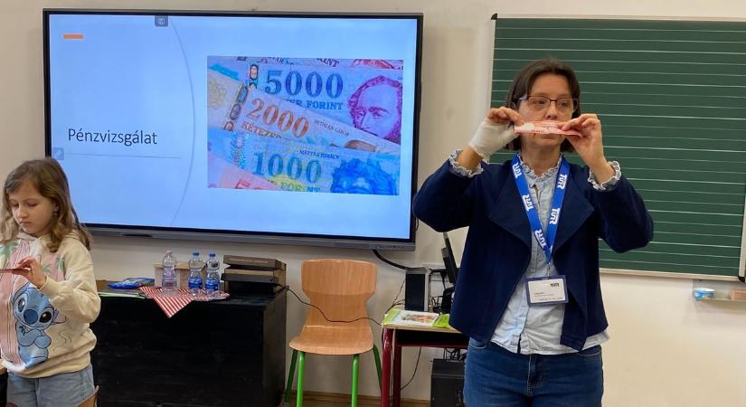 Pénzügyi tudatosság játékosan – különleges témahét a bajai iskolában – fotók, videó