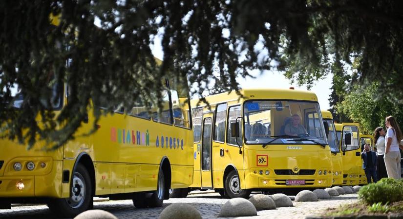 Kárpátalja több mint 88 millió hrivnyát kap új iskolabuszokra