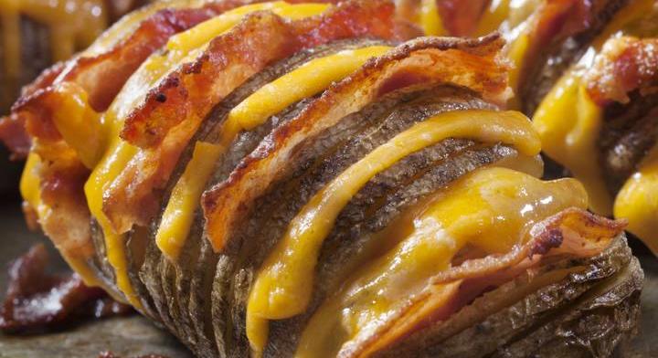 Gusztusos Hasselback-burgonya: bacon és cheddar gazdagítja