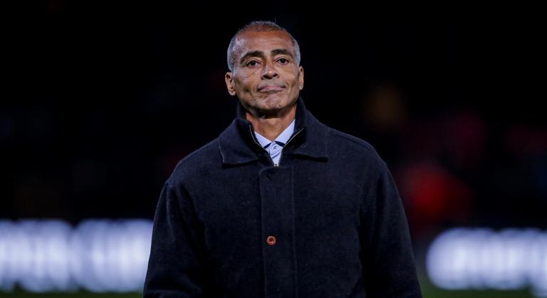 A 60 éves, enyhén kapatos Romárió 22 éves barátnőjével így dülöngél haza a riói karneválról