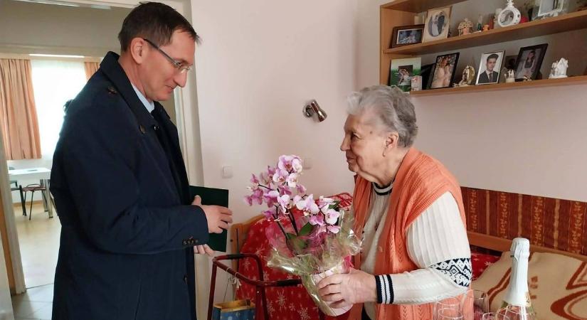 A kilencvenéves Erzsi nénit köszöntötték Kőszegen