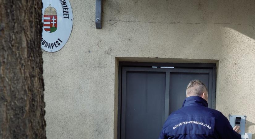 HVG: Hirdetésben toboroz dolgozókat javítóintézetekbe a BVOP, a Szőlő utcai dolgozók előtt viszont bezárták az ajtót