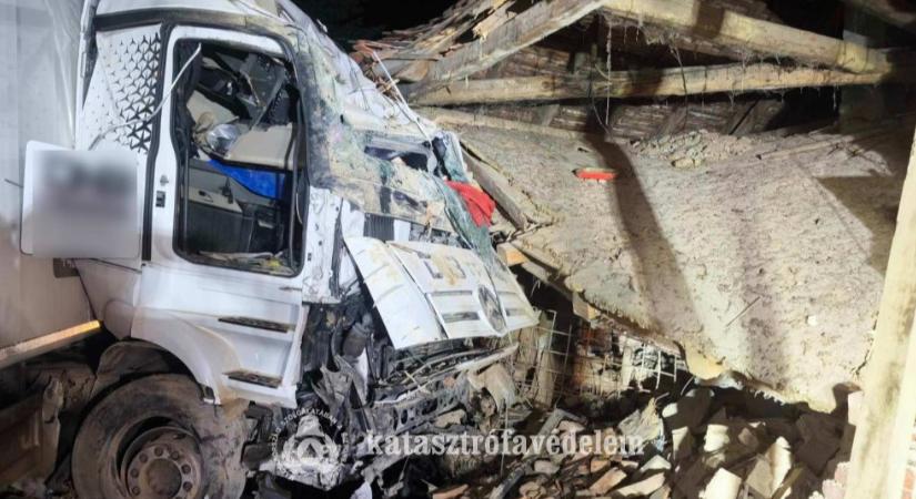 Vádat emeltek a kamionsofőr ellen, aki egy zalabaksai családi házba hajtott