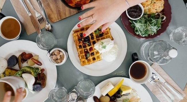 Februártól alkalmazható a felszolgálási díjra vonatkozó adókönnyítés