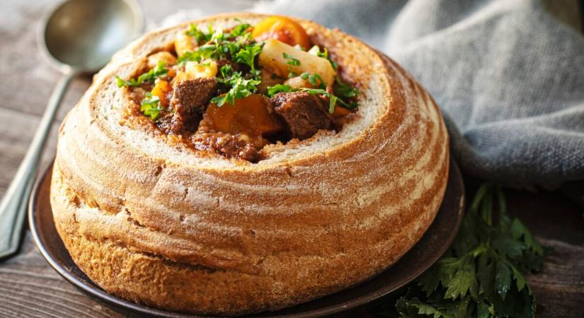 Vörösboros vaddisznógulyás burgonyás cipóban