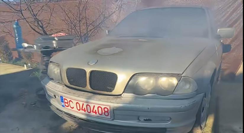 Ennek a BMW-nek direkt füstöl a motortere, így kell lennie