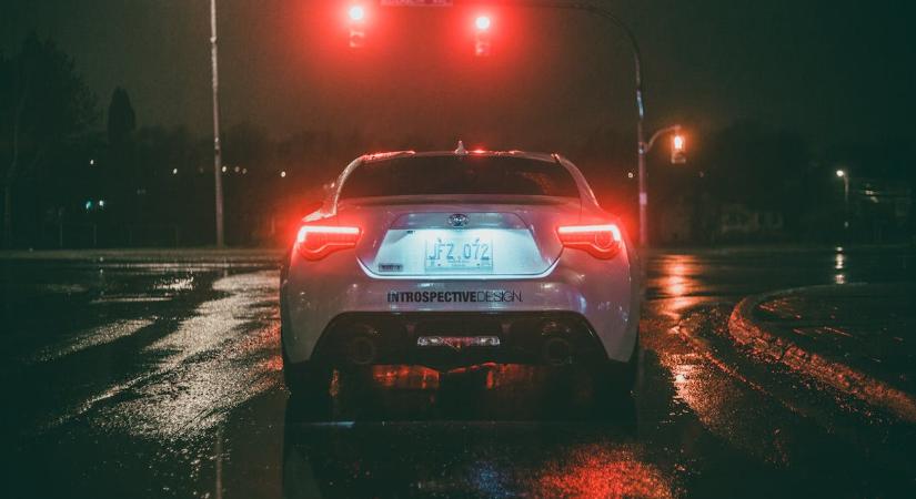 Sok autós fog megdöbbenni, júliustól kötelező lesz ez is az autón