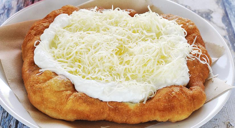Sajtos-tejfölös lángos