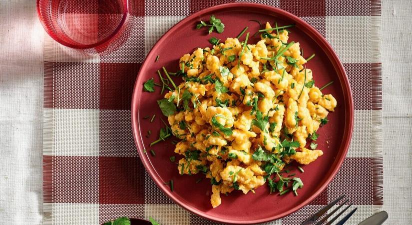 Zöldfűszeres tojásos nokedli madársalátával