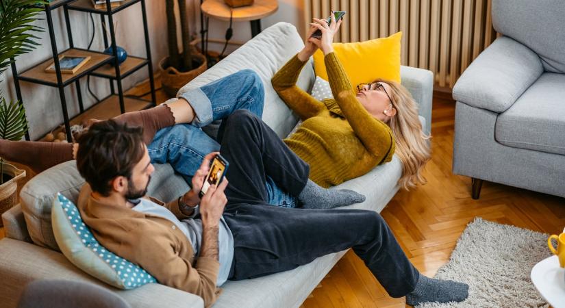 Ez a párkapcsolati dinamika csendben pusztítja az intimitást – és mindenki csinálja