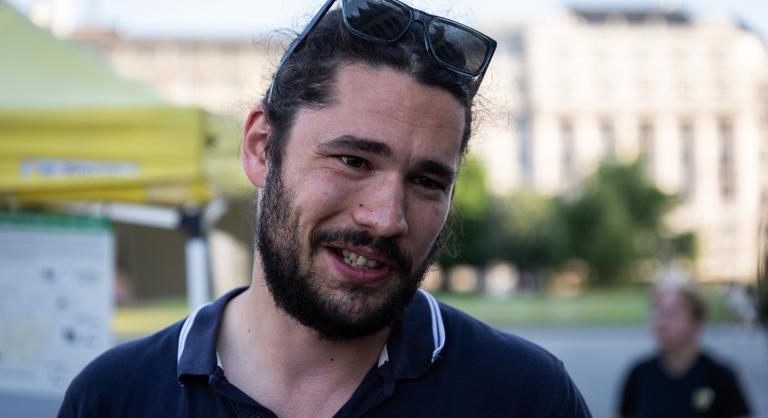 A Kutyapárt pártigazgatója szerint Magyar Péter ellenük hergel, de jobban gyűlnek az aláírásaik, mint 2022-ben