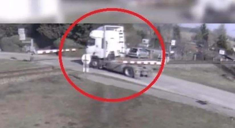 Sokkoló felvétel: letarolt egy kamiont a vonat, halálos áldozat és rengeteg sérült