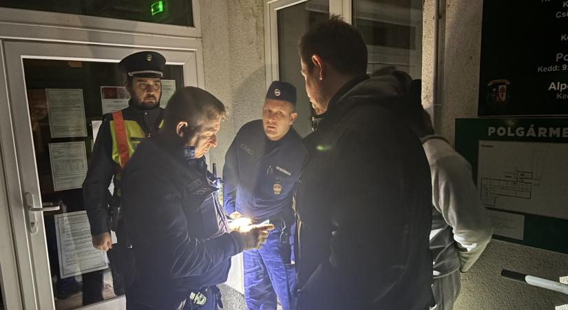 Elsodorta a népharag a testületi ülést Pilisjászfalun – rendőrt hívott az önkormányzat vezetése