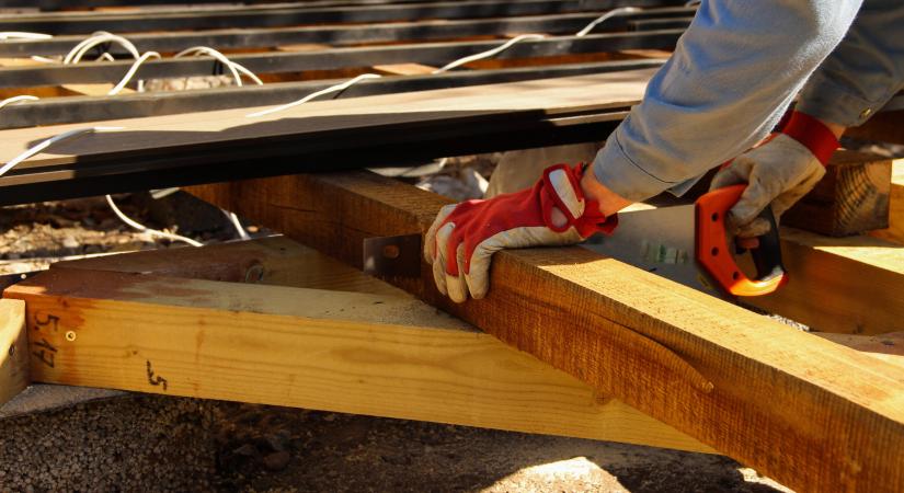 Tető alá hozták a színpadfedést a nagyatádi építők