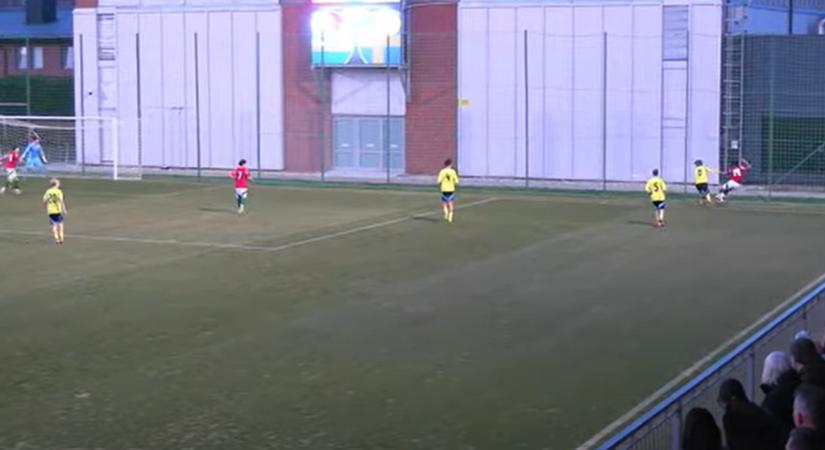 Rálökték a kerítésre, eltört egy magyar korosztályos válogatott focista kulcscsontja