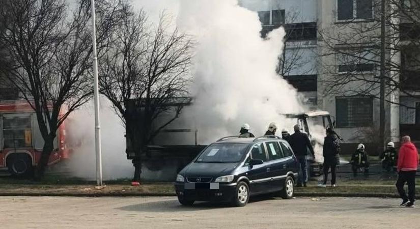 Hatalmas lángok és füst: több égő jármű is munkát adott a tűzoltóknak