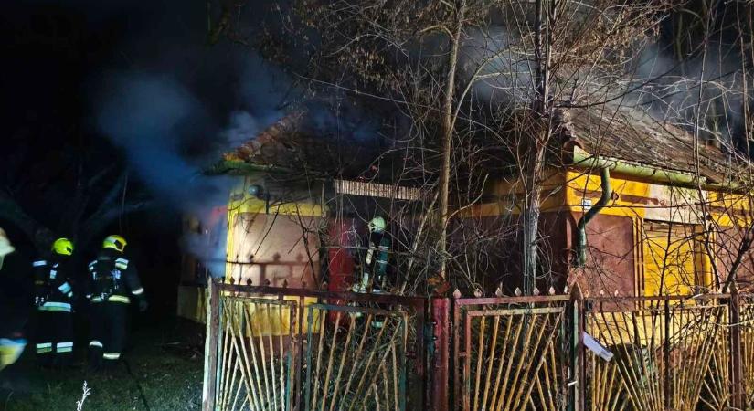 Tűz pusztított egy táborfalvi lakatlan házban – fotók