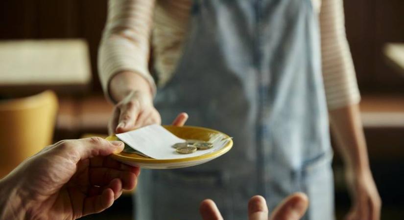 Változás a borravalóban: éttermeket, cukrászdákat is érinti a NAV új szabálya