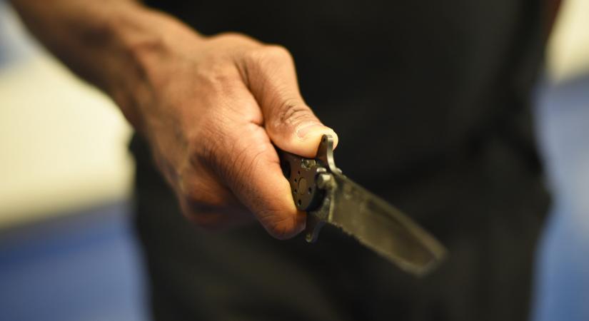 Megszúrták a füttyögő férfit