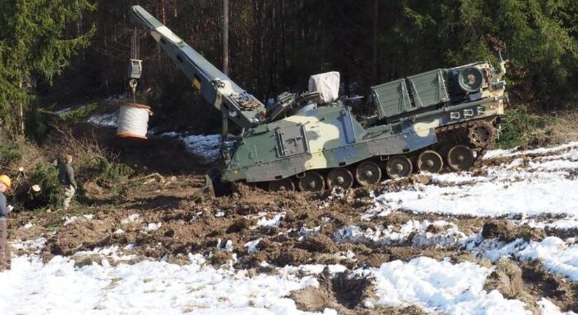 Harci járművek az extrém vasi havazásban: köszönetet mondtak a katonák segítségéért