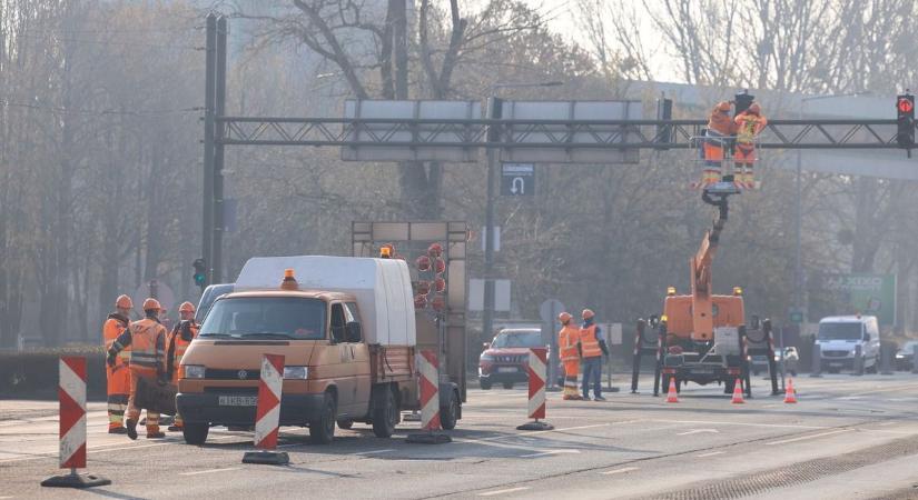 Elkezdődött az útlezárás a 3-as főúton - fotók, videó