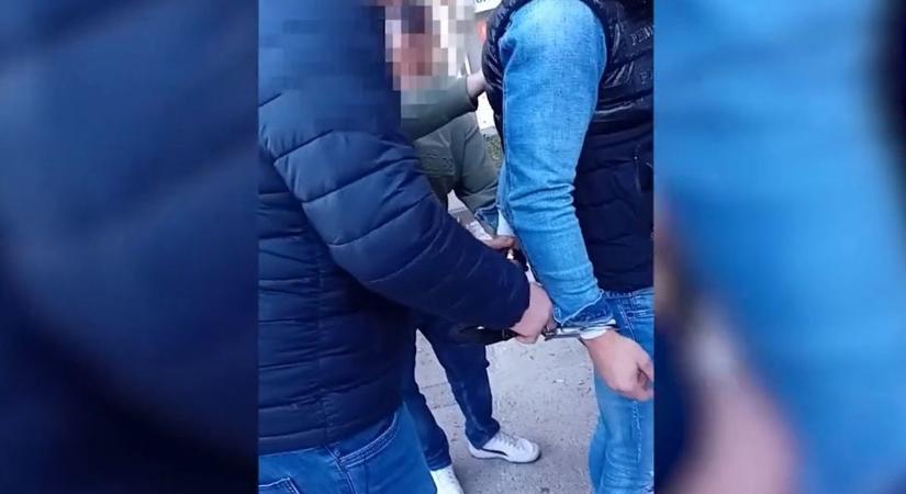 A város ismert kokaindílerét kapcsolták le a szekszárdi zsaruk (videóval)