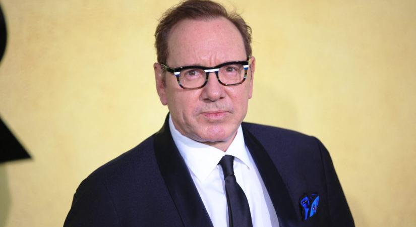 Peren kívül megállapodott a színházzal egy színész, aki szexuális zaklatással vádolja Kevin Spacey-t