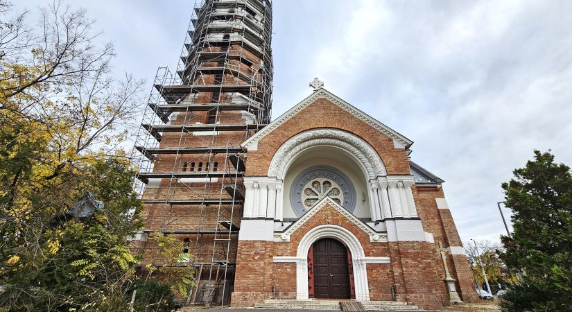 Időkapszulát helyeznek el a debreceni templom tornyában