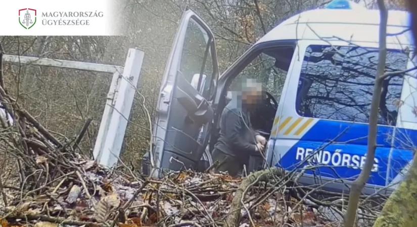 A szolgálati kocsikból szívták le az üzemanyagot a magyar rendőrök: elkapták őket