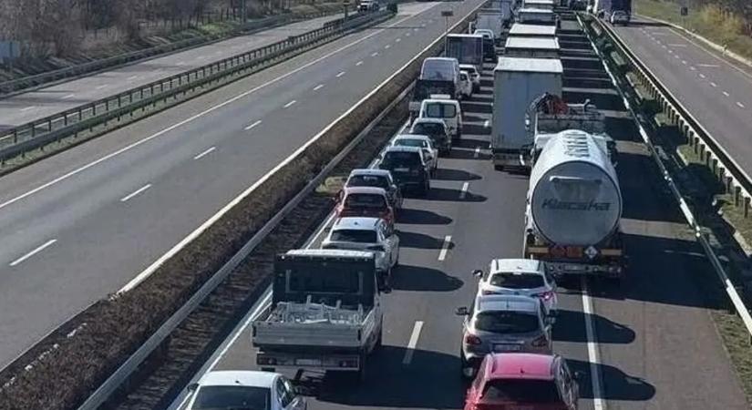 Tömegkarambol az M5-ösön, hatalmas torlódás Budapest felé