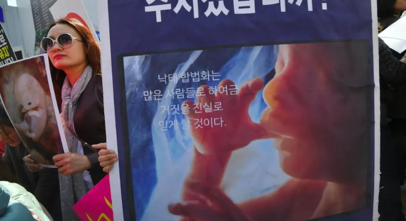 Abortusz miatt ment kórházba, de végül gyilkosságért ítéltek el egy dél-koreai nőt és orvosait